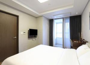 Haeundae Wide Ocean View & Residence的电视和/或娱乐中心