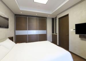 Haeundae Wide Ocean View & Residence的电视和/或娱乐中心