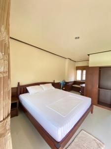 1 dormitorio con 1 cama blanca grande en una habitación en Game Bar, en Suratthani