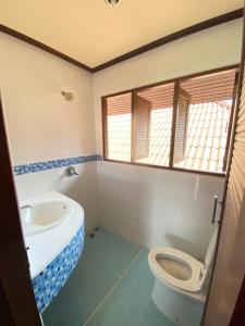 La salle de bains est pourvue de toilettes et d'un lavabo. dans l'établissement Game Bar, à Surat Thani