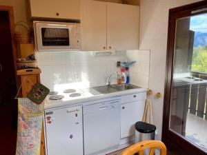 A kitchen or kitchenette at Appartement La Clusaz, 3 pièces, 6 personnes - FR-1-459-33