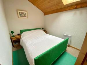 A bed or beds in a room at Appartement La Clusaz, 3 pièces, 6 personnes - FR-1-459-33