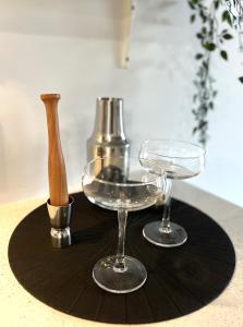 dois copos e um vaso num guardanapo preto em App en Plein Centre de Montréal - Quartier des Spectacles em Montreal