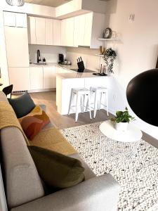 ein Wohnzimmer mit einem Sofa und einer Küche in der Unterkunft App en Plein Centre de Montréal - Quartier des Spectacles in Montreal