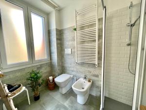 a bathroom with a toilet and a sink at La Monstera Rooms in Sestri Levante