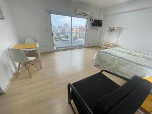 Giường trong phòng chung tại Modern Studio with Open Views, Pool, and 24-Hour Security