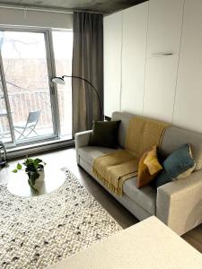 a living room with a couch and a table at App en Plein Centre de Montréal - Quartier des Spectacles in Montréal