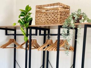 une étagère avec des ustensiles en bois et une plante dans l'établissement La Monstera Rooms, à Sestri Levante
