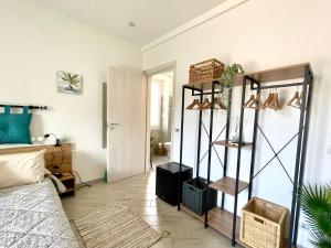 a room with a bed and a shelf with shoes at La Monstera Rooms in Sestri Levante