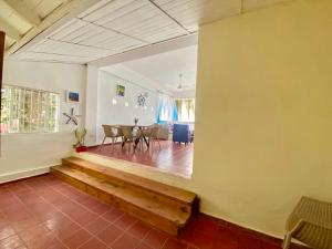 ein Esszimmer mit einer Bank und einem Tisch in der Unterkunft Apartamentos Magallanes Bayahibe in Bayahibe