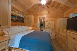Llit o llits en una habitació de Apollonie Cabin Lookout Mountain Hot Tub