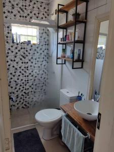 a bathroom with a toilet and a sink at Casa na praia p aproveitar com a família e amigos in Capão da Canoa