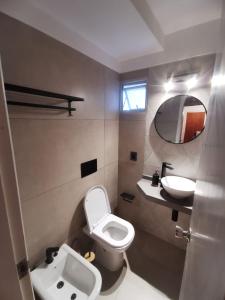 a bathroom with a toilet and a sink at Apto 3 dormitorios, Punta del Este parada 2 in Punta del Este