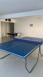 a blue ping pong table in a room at Apto 3 dormitorios, Punta del Este parada 2 in Punta del Este