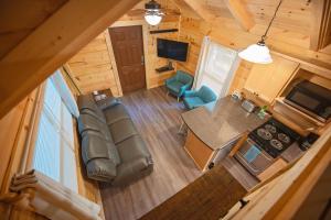 Η κουζίνα ή μικρή κουζίνα στο Ernie Cabin Wauhatchie Woodlands Tiny Cabin +24 φωτογραφίες