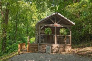 mały budynek w środku lasu w obiekcie Ernie Cabin Wauhatchie Woodlands Tiny Cabin w mieście Chattanooga