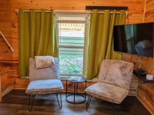 Posezení v ubytování Elise Cabin Forest Retreat 5 Mins To Downtown