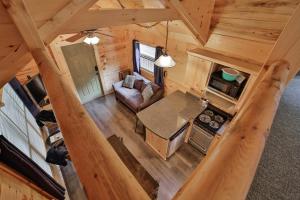 una cabaña de madera con vistas a una sala de estar y una cocina. en Eliza Cabin Nature Nested Tiny Cabin W Hot Tub, en Chattanooga
