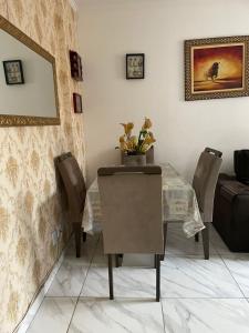een eetkamer met een tafel en stoelen bij Apartamento pra galera ou família in São Vicente