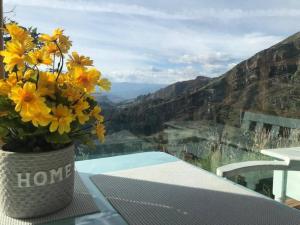 eine Blumenvase auf einem Tisch mit Aussicht in der Unterkunft Cabaña de descanso en la montaña in Mongua