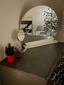 um espelho em cima de um balcão com uma árvore de Natal em Hongdae House Mangwon Gyeong em Seul