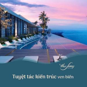 ein Hotel mit einem Pool mit Meerblick in der Unterkunft The Song Vung Tau Near Beach by Hoang Gia in Vũng Tàu