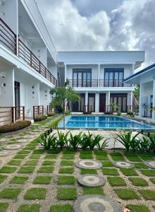 una imagen de una villa con piscina en Haven Suites Siargao, en General Luna