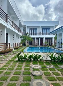 Bazén v ubytování Haven Suites Siargao nebo v jeho okolí