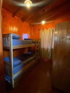 a room with two bunk beds in a cabin at Cabaña Lanèr in San Vicente