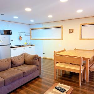 ein Wohnzimmer mit einem Sofa und einem Tisch in der Unterkunft Cabanas Senderos Puyuhuapi in Puerto Puyuhuapi
