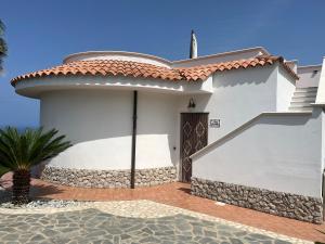 Casa blanca con techo rojo en Villa with Stunning Sea View Zambrone, en Mandaradoni