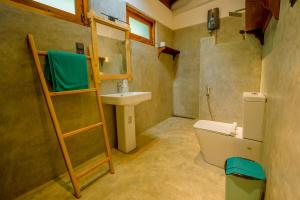 uma casa de banho com um lavatório, um WC e uma escada em Sixth Sense Hostel em Galle