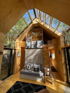 una casa pequeña con una escalera y un sofá en una habitación en Acogedora cabaña con tinaja libre para disfrutar, en Las Trancas