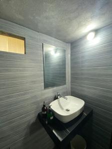 uma casa de banho com um lavatório e um espelho em Hillside homestay em Ha Giang