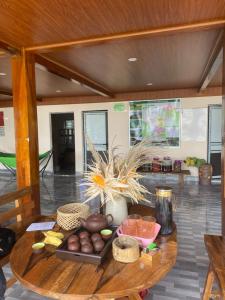 drewniany stół z jedzeniem w pokoju w obiekcie Hillside homestay w mieście Hà Giang