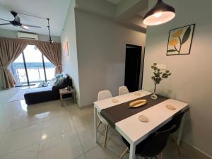 un soggiorno con tavolo e divano di RiverView 8PAX 3BR in KBtown PS4, Netflix A-1-2 a Kota Bharu