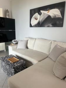 sala de estar con sofá blanco y mesa en Villa with Stunning Sea View Zambrone, en Mandaradoni