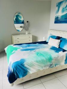 1 dormitorio con 1 cama con manta azul y blanca en Villa with Stunning Sea View Zambrone, en Mandaradoni