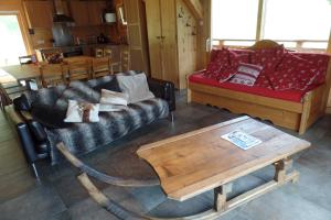 een woonkamer met een bank en een tafel bij Le Caribou in Saint-Gervais-les-Bains
