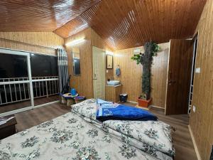 sypialnia z łóżkiem i drzewem w obiekcie TREE HOUSE BY THE CITY ESCAPE w mieście Shimla