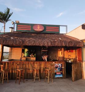 um bar com bancos em frente a um edifício em Golden Lake RJ - Lindo como um Resort! em Arraial do Cabo