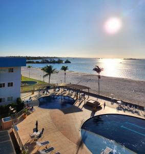 um resort com duas piscinas e uma praia em Golden Lake RJ - Lindo como um Resort! em Arraial do Cabo