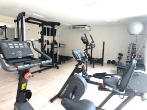 un gimnasio con varias máquinas de correr en una habitación en Golden Lake RJ - Lindo como um Resort!, en Arraial do Cabo