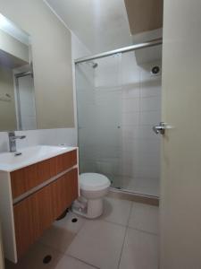 a bathroom with a toilet and a shower at Hermoso condominio estilo Urban in Lima