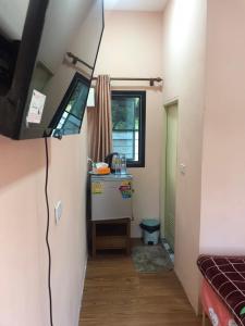 um pequeno quarto com um lavatório e um balcão numa casa em ANGEL RESORT i em Amphoe Sawang Daen Din