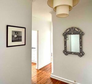 um espelho numa parede num quarto em Stylish & Sunlit Bellevue Hill em Sydney