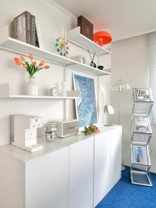 escritorio blanco con estanterías blancas en una habitación en Stay Yeoun Cheongwol 강남대치동 한티역 삼성역 대치역 강남세브란스병원 코엑스근처, en Seúl