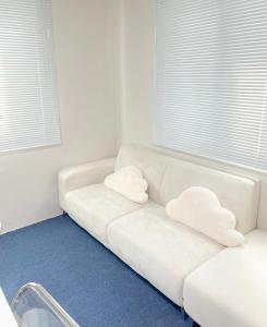 a white couch with two white pillows on it at Stay Yeoun Cheongwol 강남대치동 한티역 삼성역 대치역 강남세브란스병원 코엑스근처 in Seoul