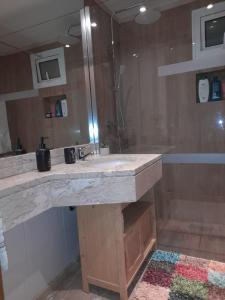 聖克魯斯的住宿－Duplex da Fontinha，一间带大理石盥洗盆和淋浴的浴室