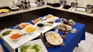 仙台市にある東横INN仙台東口1号館 の多彩な料理を盛り付けたテーブル